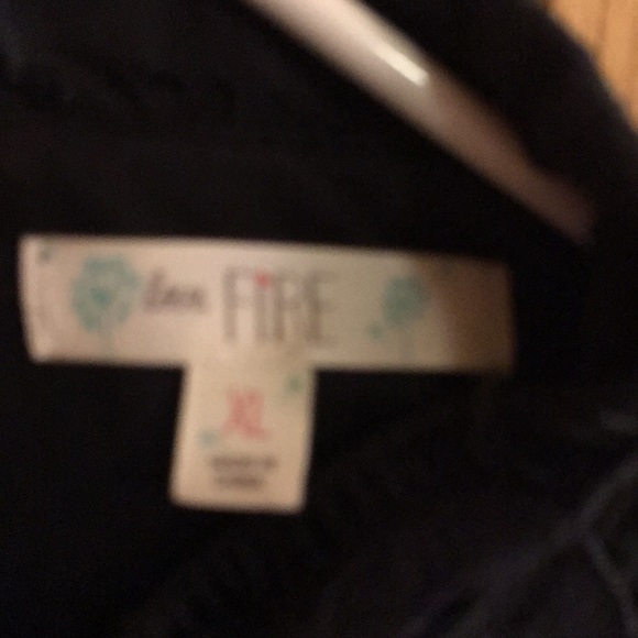 Black top overlayed with lace - Picture 4 of 5